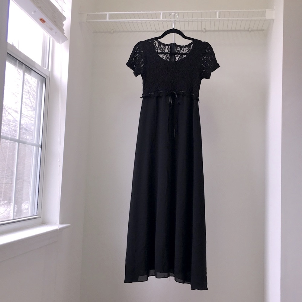 Long black dress with lace detail - Picture 2 of 7